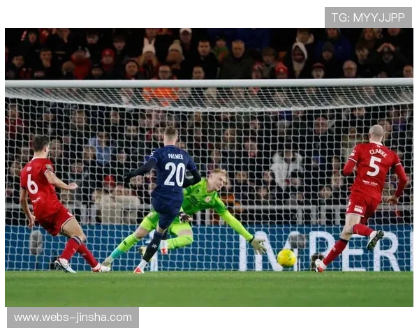 莱万头球攻门被皇家社会门将雷米罗神勇扑出，错失扳平良机